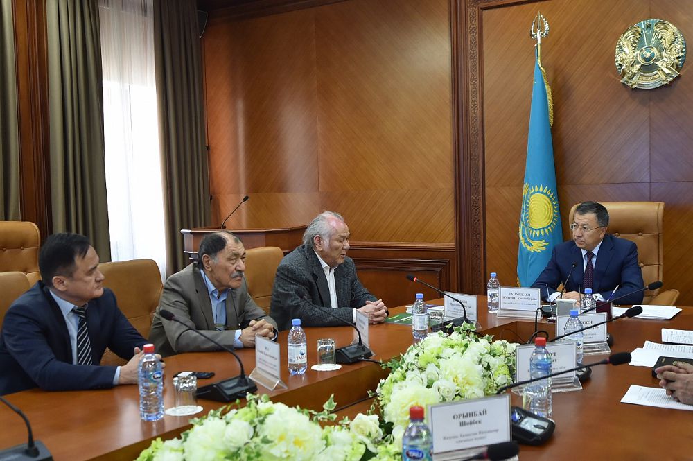 OQO ákimi jazýshy-dramatýrg Dýlat Isabekovpen kezdesti