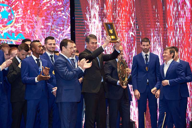 Tórt dúrkin chempıon dúrkiretip toı berdi