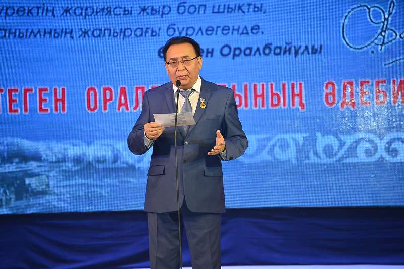 Atyraýda aqyn О́tegen Oralbaevtyń shyǵarmashylyq keshi ótti