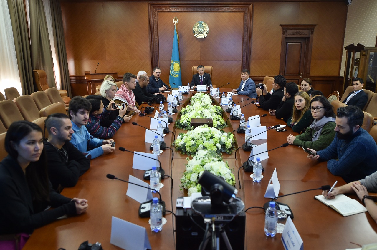 Túımebaev sheteldik jetekshi buqaralyq aqparat quraldarynyń ókilderimen kezdesti