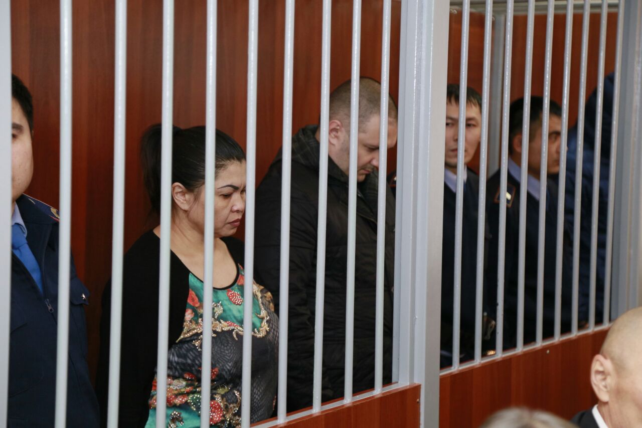 Qostanaıdaǵy psıhıatrııalyq aýrýhananyń bas dárigerin óltirgender sottaldy