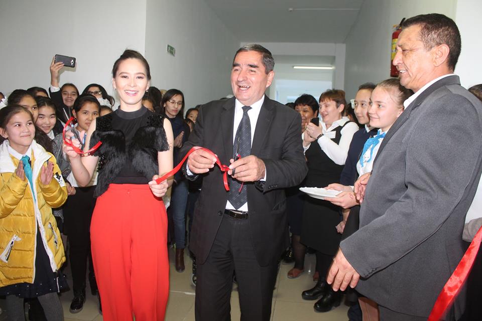 Ánshi Indıra ózi oqyǵan mektepke 10 kompıýter tartý etti