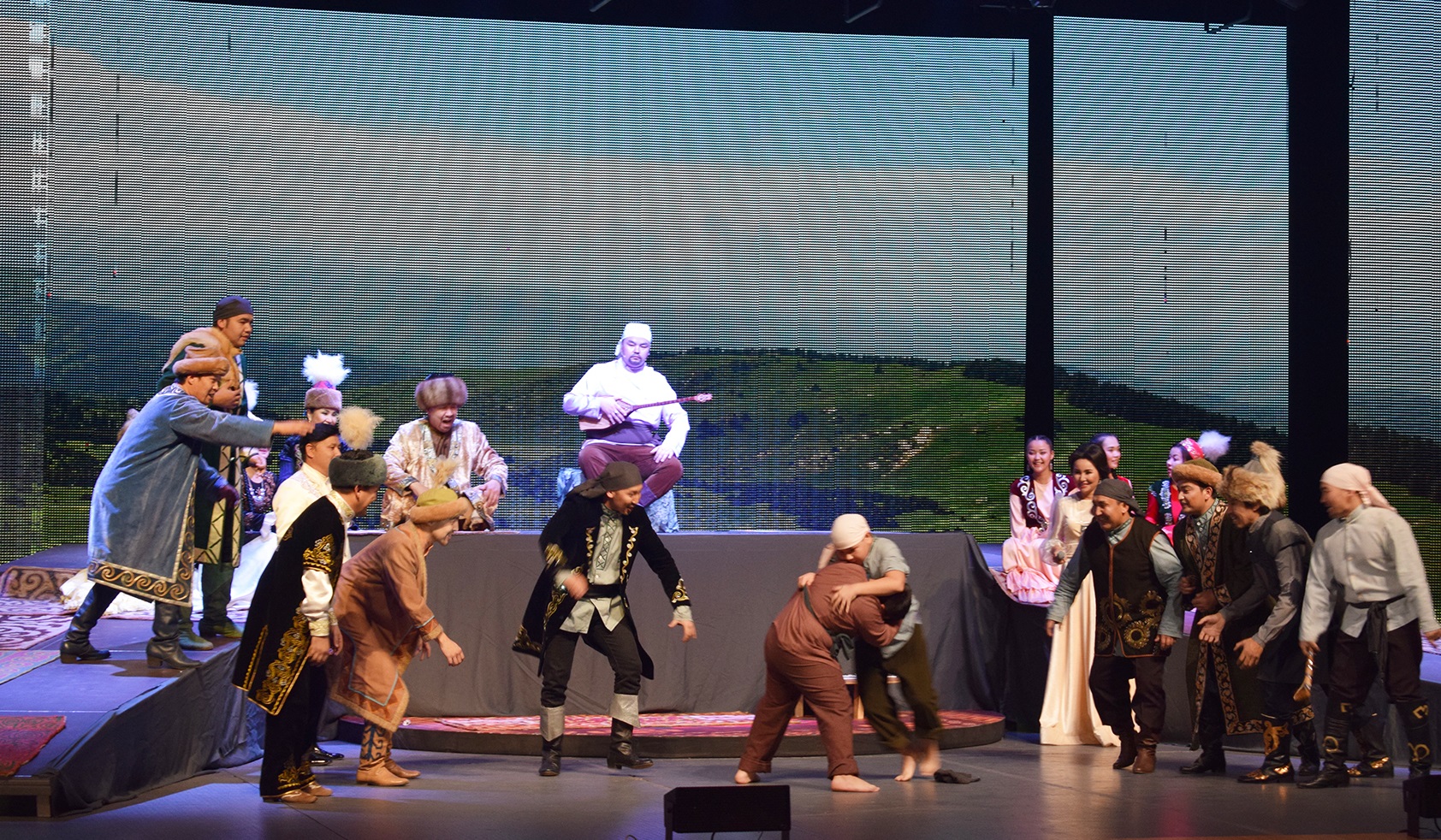 Áset Naımanbaıulynyń 150 jyldyǵyna arnalǵan qoıylymnyń premerasy ótti