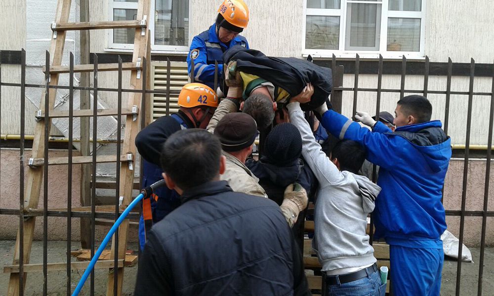 Oralda kópqabatty ǵımarattyń sha­ty­ry­nan qulaǵan qurylysshy aman qaldy