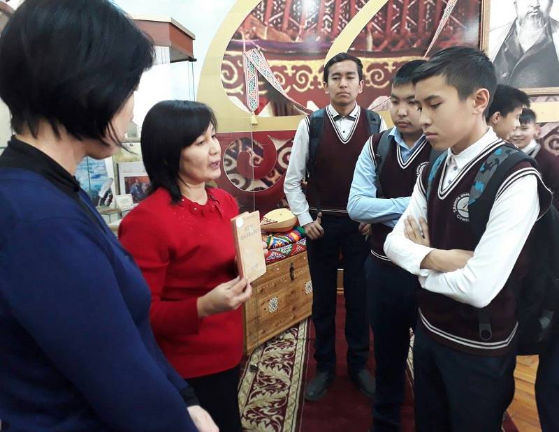 Semeıde jastar latyn qarpindegi kitaptarmen tanysty