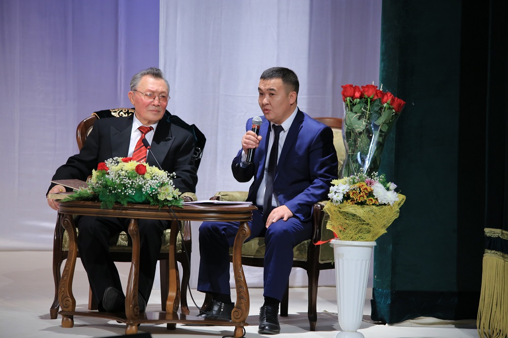 Qostanaıda jerlesteri jazýshy Tólen Ábdikke qurmet kórsetti