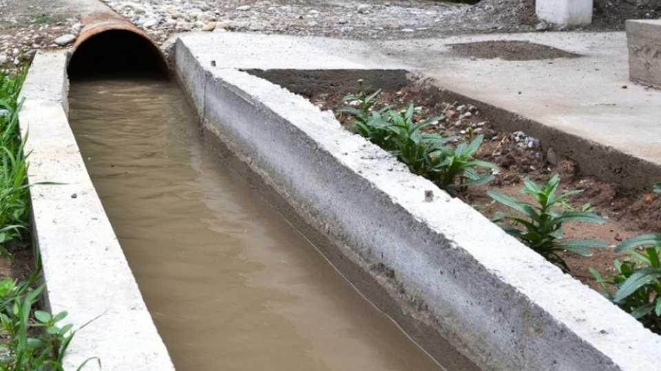 Aryqtardy qoqys qaldyqtarynan tazalaýda