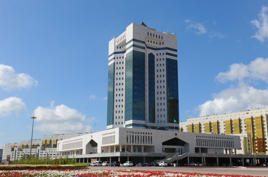 Úkimet otyrysynda qandaı máseleler talqylandy?