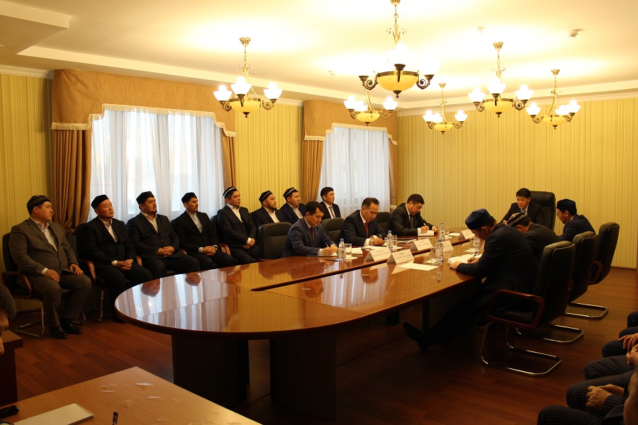 Din qyzmetkerli jat aǵymdarmen kúres máselesin talqylady