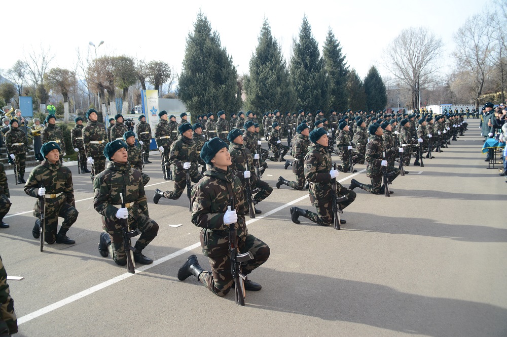 Almatyda Memlekettik Kúzet sarbazdary ant qabyldady