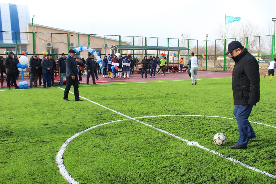 Tuńǵysh Prezıdent kúni qarsańynda Sholaqqorǵanda shaǵyn fýtbol alańy ashyldy