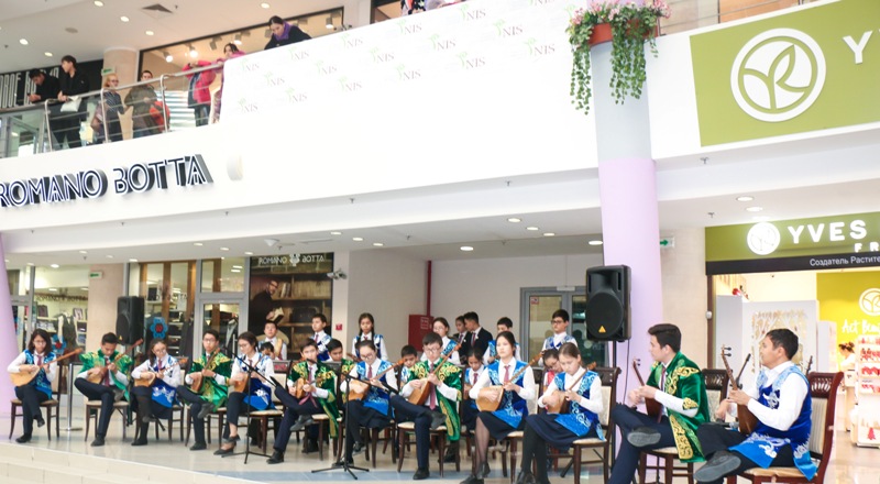 Aqtaýda «Uly dala muragerleri» dombyrashylar fleshmoby ótti