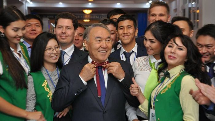 Stýdent-kásipker Prezıdentke kóbelek-galstýk syılaǵan
