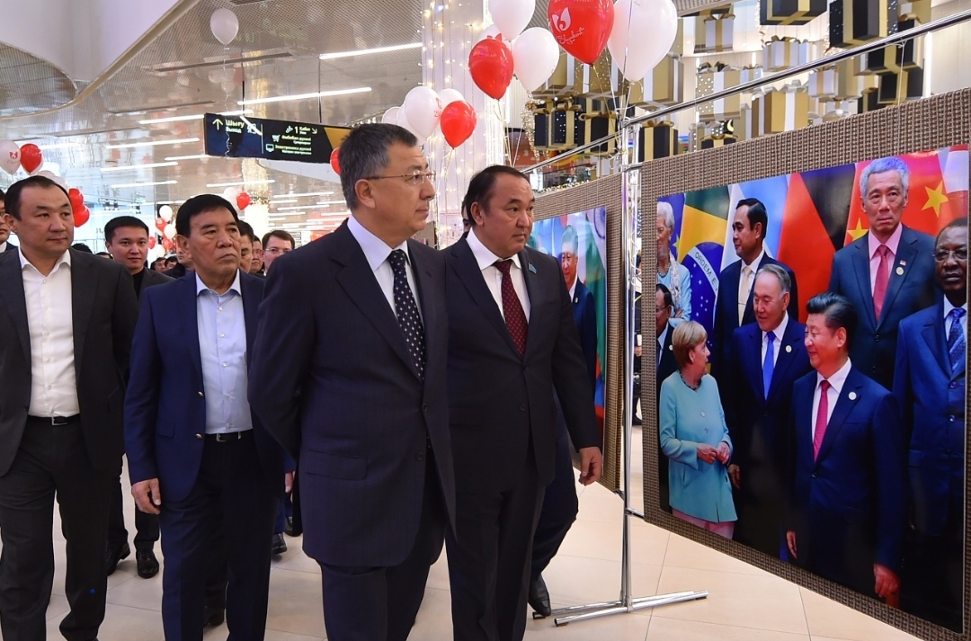 Shymkentte «Təýelsizdik tuǵyryn bekitken Elbasy»  atty fotokórme ashyldy

 