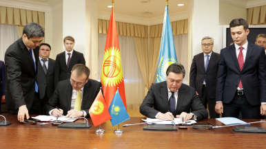 Qazaqstan men Qyrǵyzstan Úkimeti Jol kartasyna qol qoıdy