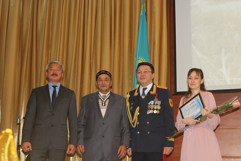 Qostanaıda erlik kórsetken polıseıge páter kilti tapsyryldy
