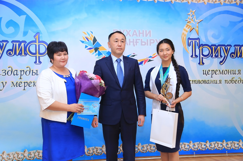 Qostanaıda úzdik oqýshylar men ustazdar marapattaldy