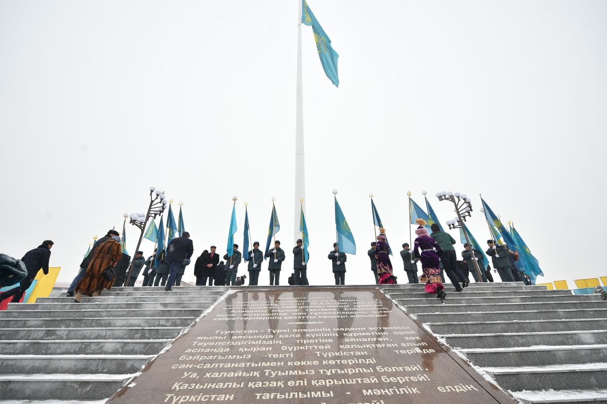 Túrkistanda bıiktigi 62,5 metrdi quraıtyn tý ornatyldy