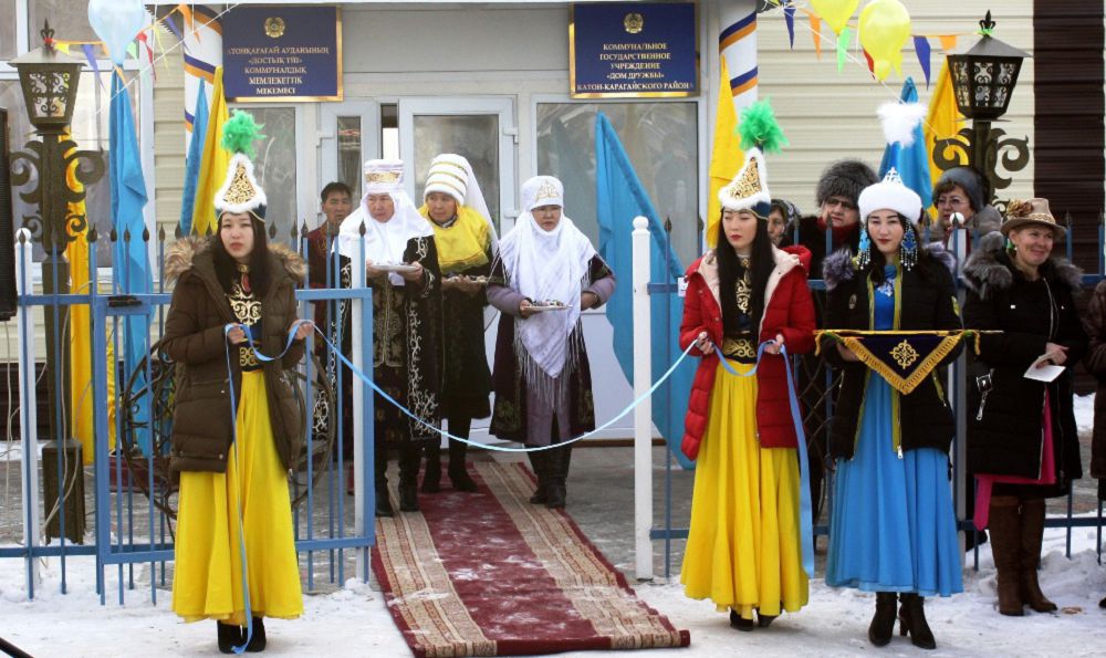 Dostyq úıi jańa ǵımaratqa kóshti