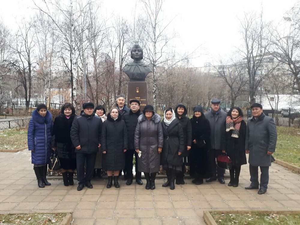 О́zine óleńimen eskertkish soqqan aqyn
