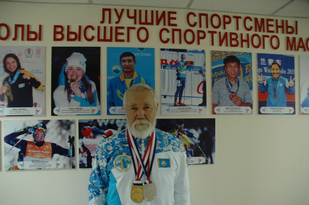 Altynnan alqa taqqan aqsaqal