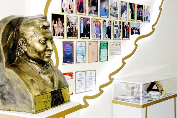 Rústem Esdáýlettiń qurmetine eskertkish múıis ashyldy