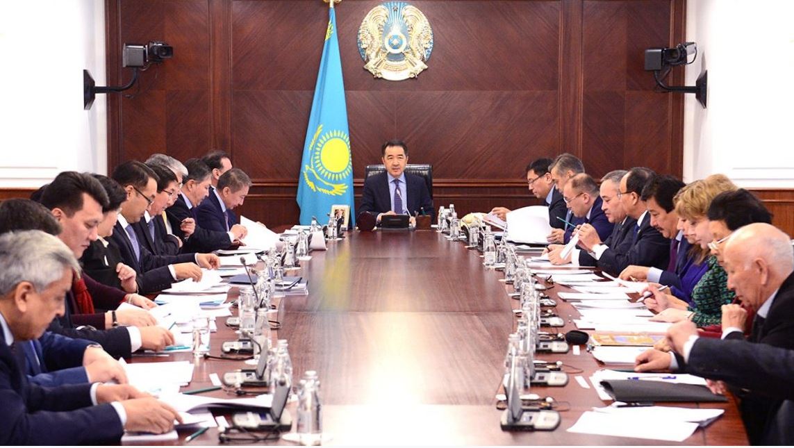 Úkimette qazaq álipbıin latyn grafıkasyna kóshirý jónindegi ulttyq komıssııa otyrysy ótti