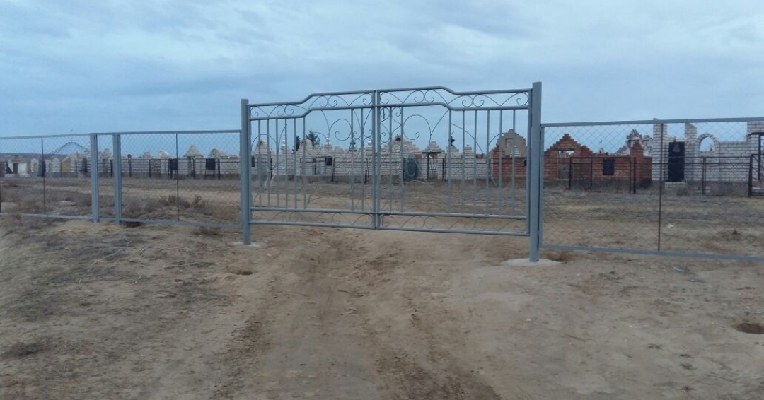 15 mıllıon teńgege aýyl syrtyndaǵy beıitterdi qorshap berdi