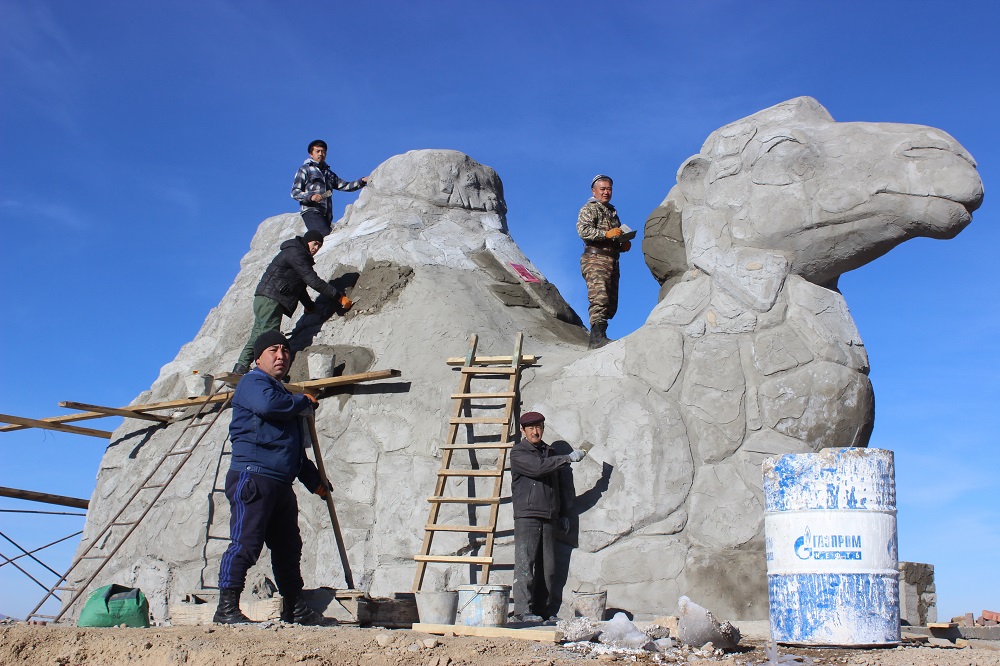 Jibek joly boıynda shókken túıeniń músini turǵyzylýda