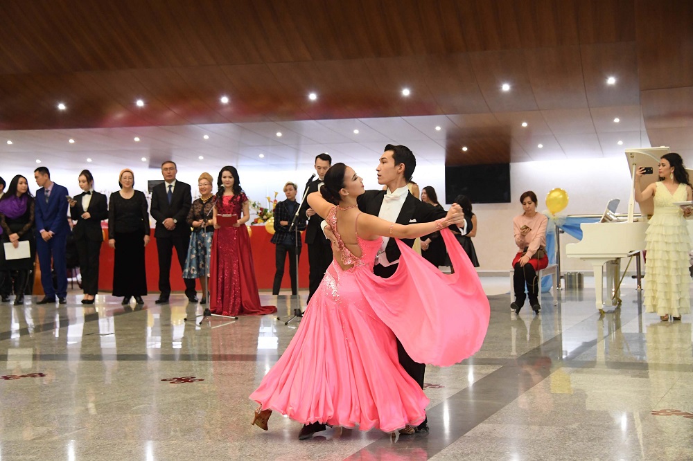 Astanada ádebı-sazdy bal ótti