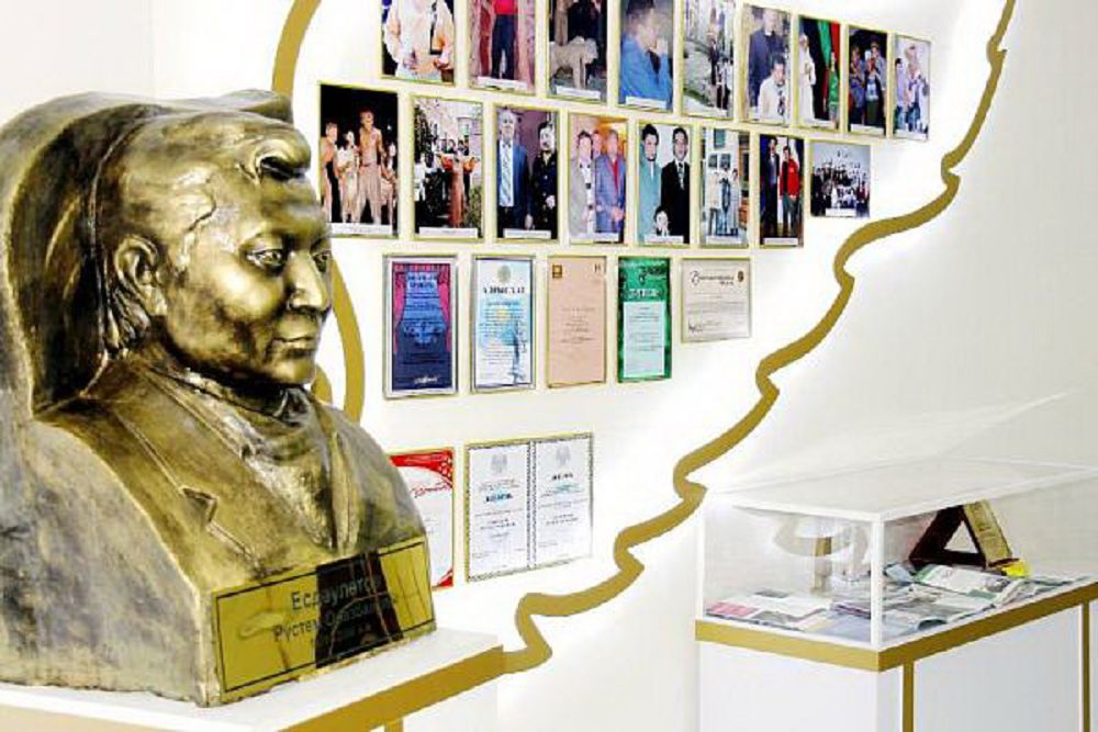 О́skemende rejısserdiń eskertkish múıisi ashyldy