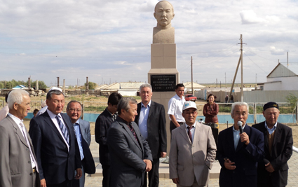 Aqtóbe aımaǵynda mektepke qaıratker Uzaqbaı Qulymbetovtiń esimi berildi