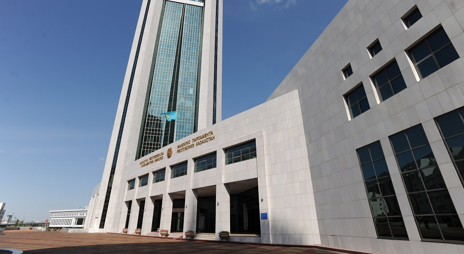 Úkimet otyrysynda tutynýshylardyń quqyqtaryn qorǵaýdyń jaı-kúıi qaraldy