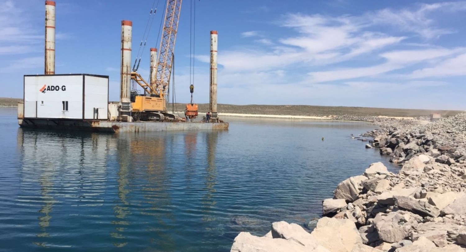 Quryq portyndaǵy  avtokólik paromynan alǵashqy qazaqstandyq júk jiberildi