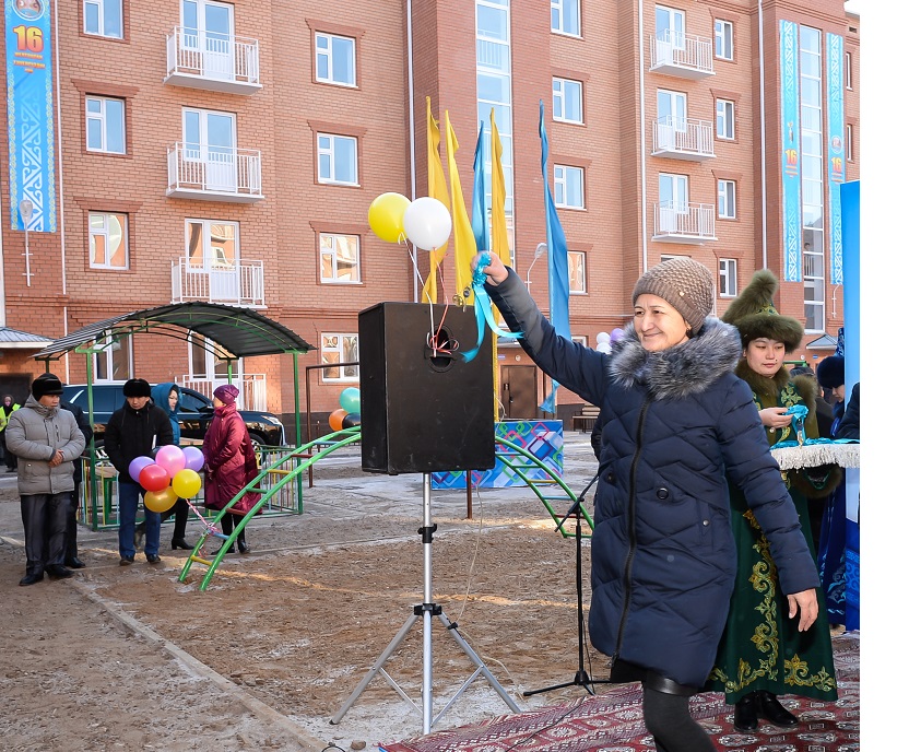 Qyzylordalyq 210 otbasyna jańa páter kiltteri tabystaldy