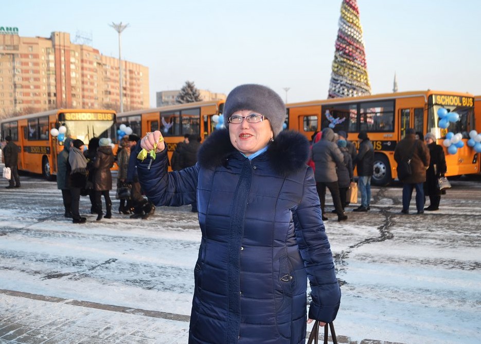 О́skemende 22 mektepke jańa avtobýs berildi