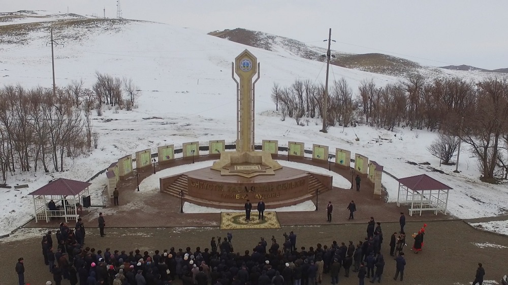 OQO-nyń shyǵys qaqpasynda jańa stela ornatyldy