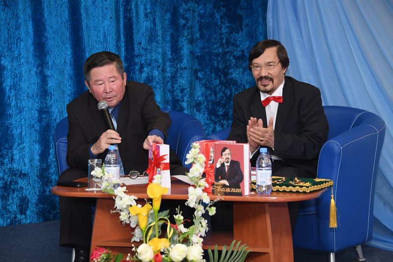 Jýrnalıst-jazýshy Janat Elshibektiń shyǵarmashylyq keshi