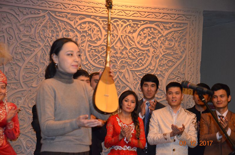 Naýryzbek jyraýdyń dombyrasy mýzeıge tapsyryldy