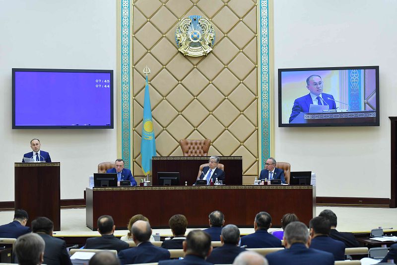 Senat aqparat jáne kommýnıkasııalar salalaryna qatysty ózgeristerdi maquldady