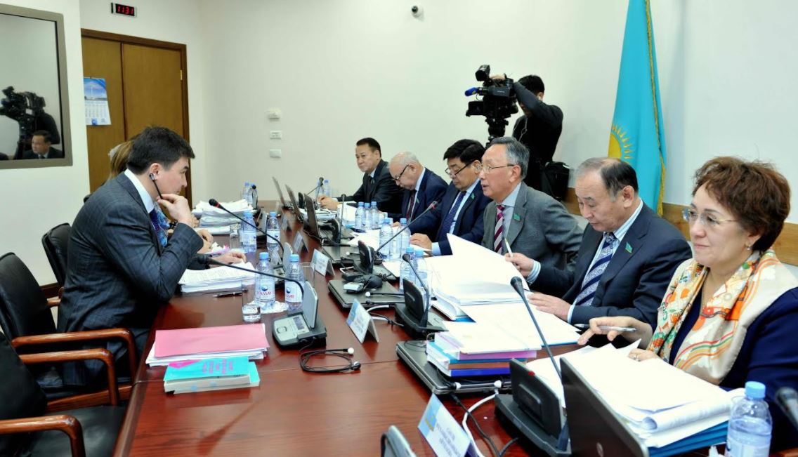 Baǵalaý qyzmeti jáne Jábirlenýshilerge zııandy óteý qory týraly zań jobalary talqylandy