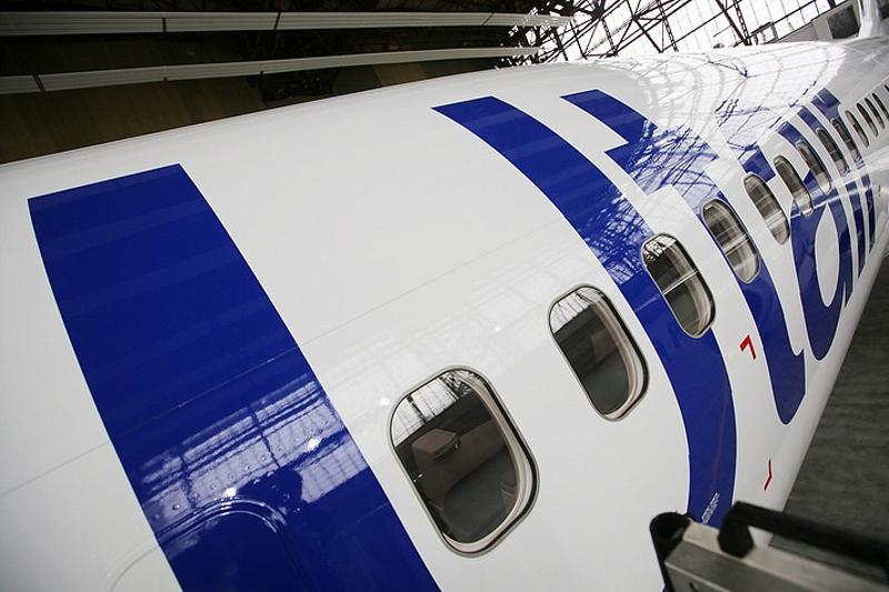 Reseıde stıýardessa ushaqtan qulap ketti