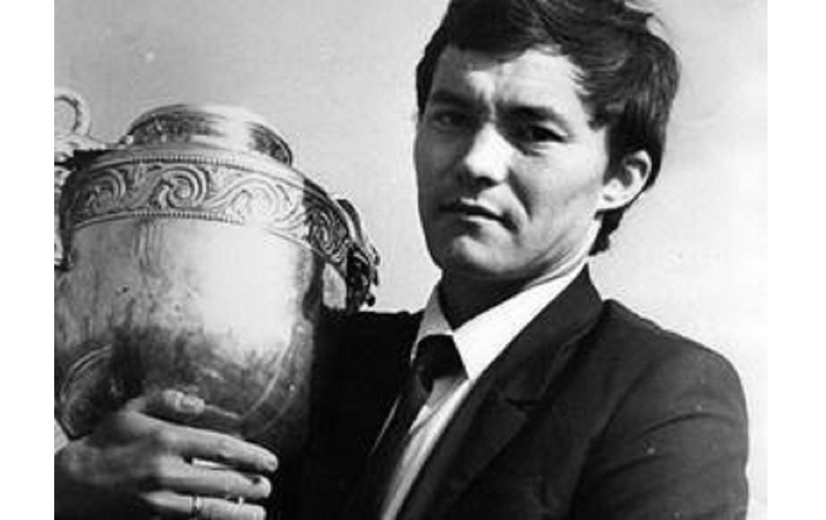 Álemdik voleıboldyń serkesi Jánibek Saýran­baev