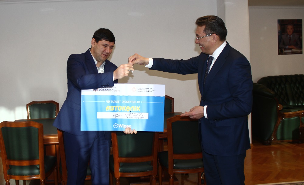 Pavlodarlyq Áset Ámirqulov túbirtek jınap, «tulpar» mindi