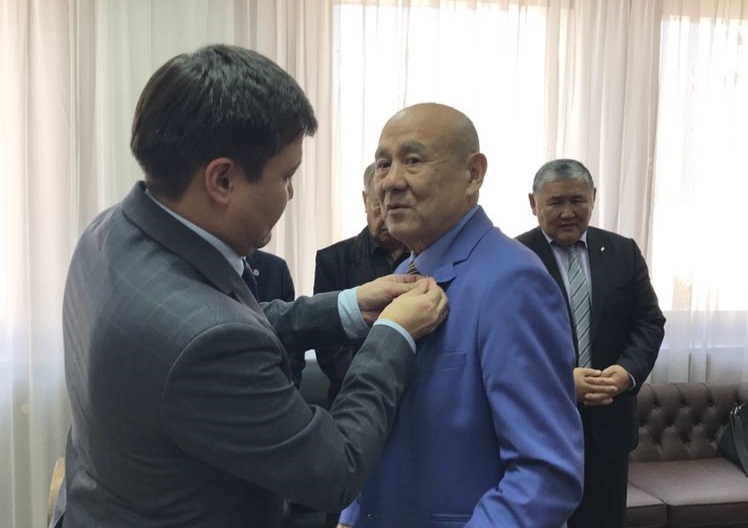 Fototilshi Jaqsylyq Turlybekov «Mádenıet pen ónerge qosqan úlesi úshin» tósbelgisimen marapattaldy