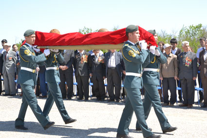 Soltústikqazaqstandyq jaýyngerdiń máıiti týǵan jer qoınyna tapsyryldy