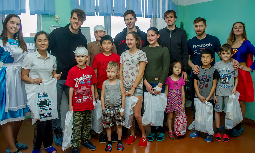 «Torpedo» hokkeıshileri balalarǵa syılyq taratty 