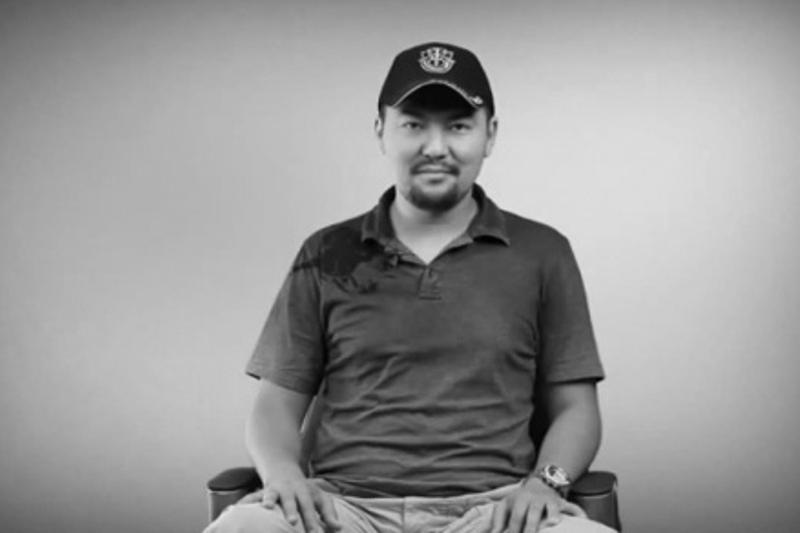 QR SIM Asylbek Mýsınniń Rıgada qaıtys bolǵandyǵyn rastady