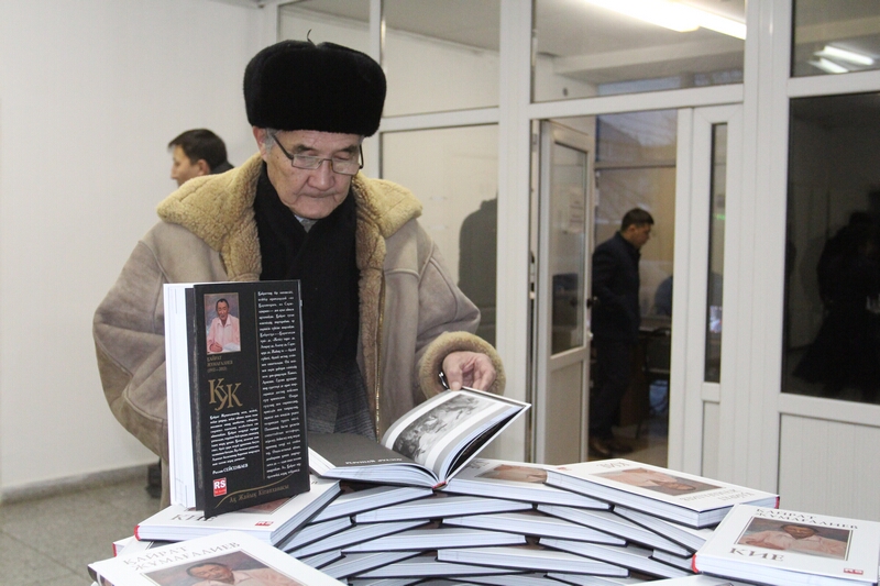 Aqyn Qaırat Jumaǵalıevke eskertkish taqta ashyldy
