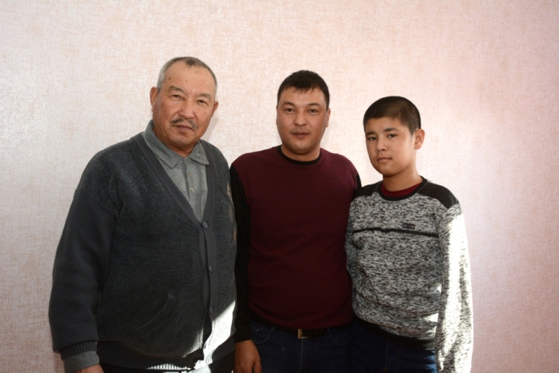 Mańǵystaýda eki qolynan aıyrylǵan 11 jasar  Balǵynbektiń otbasyna páter berildi